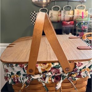 Longaberger picnic basket with lid
Gently used. Has mild wear